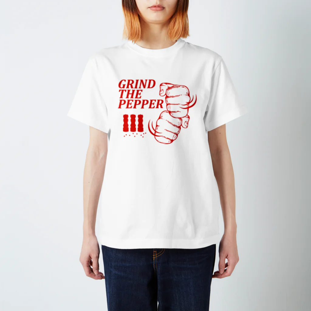 オノマトピアのペッパーミル・パフォーマンス（GRIND THE PEPPER）文字赤 Regular Fit T-Shirt