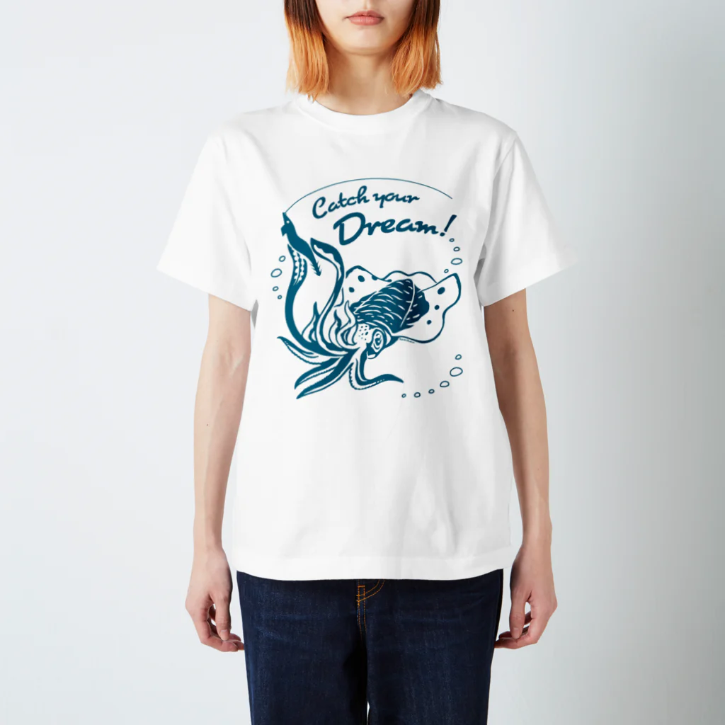 MUSEUM LAB SHOP MITの【正面にイカ！】イカす夢をつかめ！Catch your Dream! Regular Fit T-Shirt