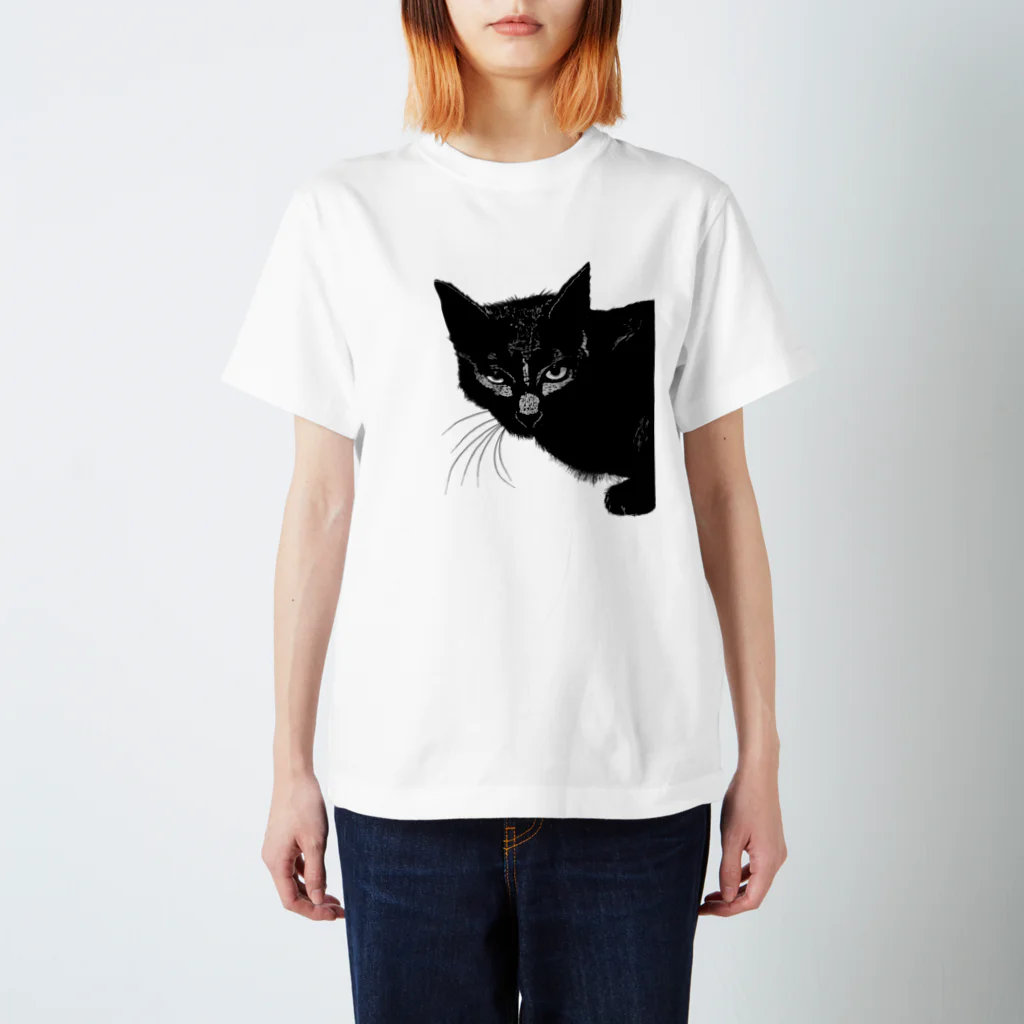 小鳥と映画館のカッコよく覗きに来た黒猫 Regular Fit T-Shirt