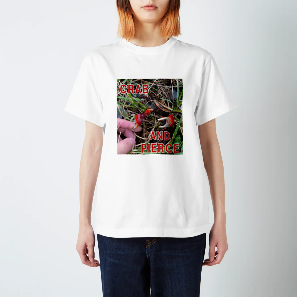 ヤドカリの国のCRAB AND PIERCE ロゴ赤 Regular Fit T-Shirt