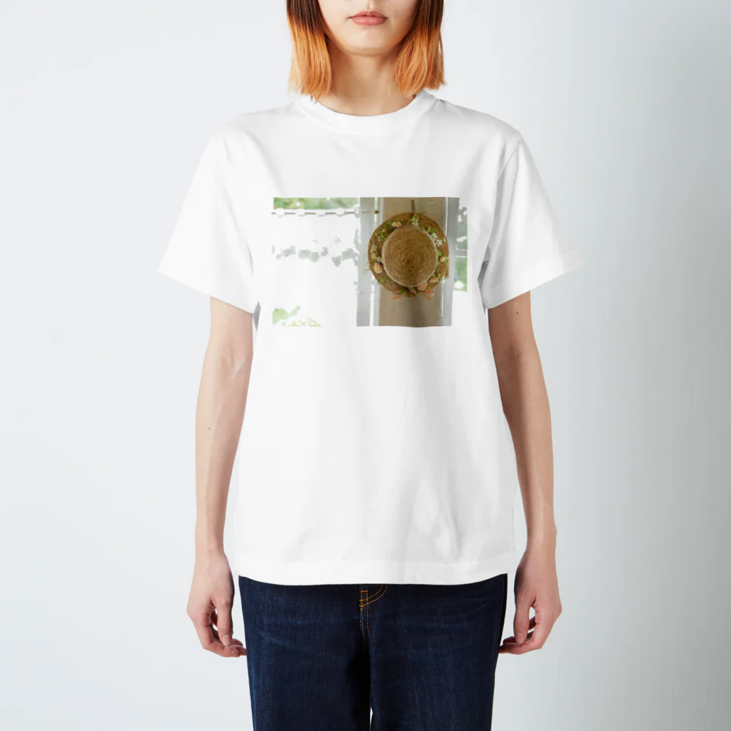 よしえのフォトT・フォトグッズの花と麦わら帽子 Regular Fit T-Shirt