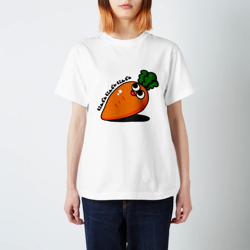 なきむしいもむしのにんじんくん スタンダードTシャツ