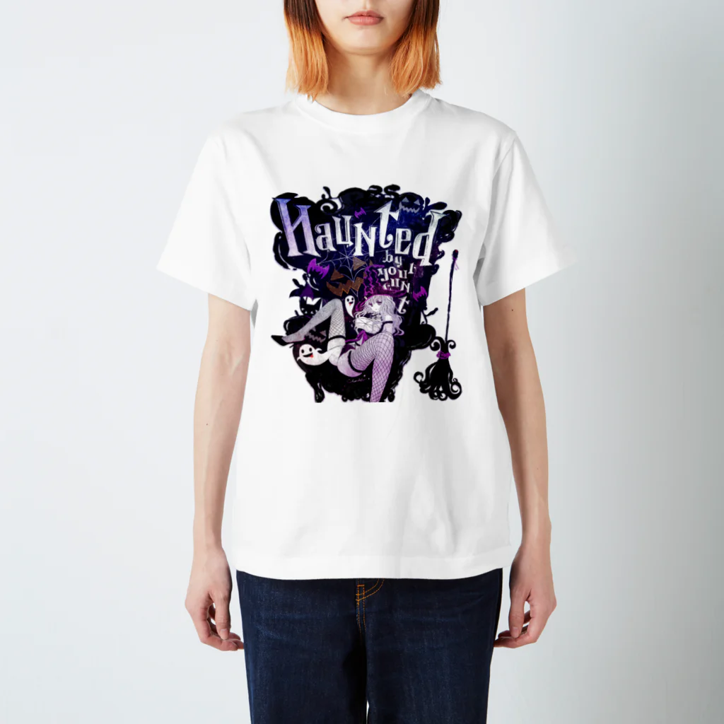 loveclonesのHAUNTED ハロウィンお化けと魔女の黒椅子 スタンダードTシャツ