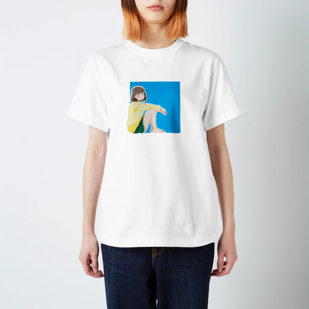 にかいからするめの裸足でくつろぐ女の子 Regular Fit T-Shirt