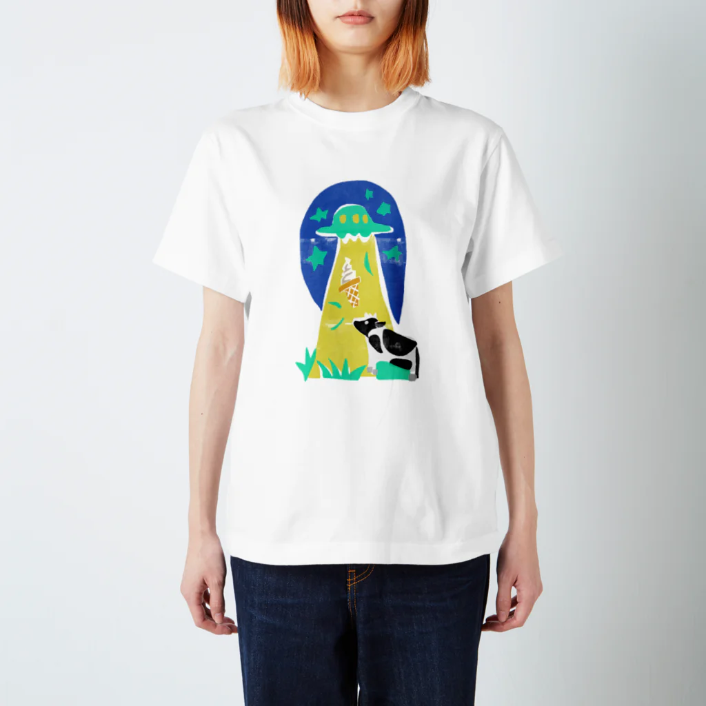 magasin de chaosのソフトクリームが吸収される牛くん スタンダードTシャツ