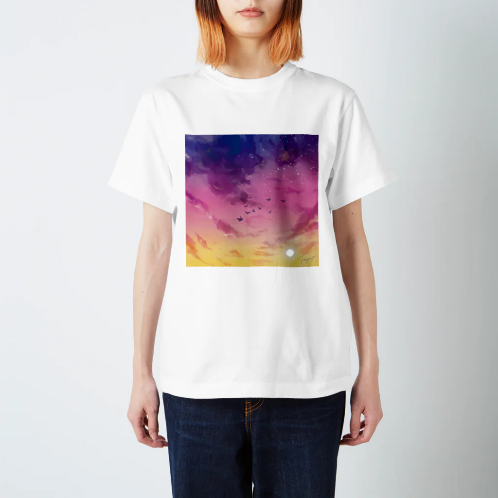 地球屋SUZURI店の黄昏空(ロゴ入り) Regular Fit T-Shirt