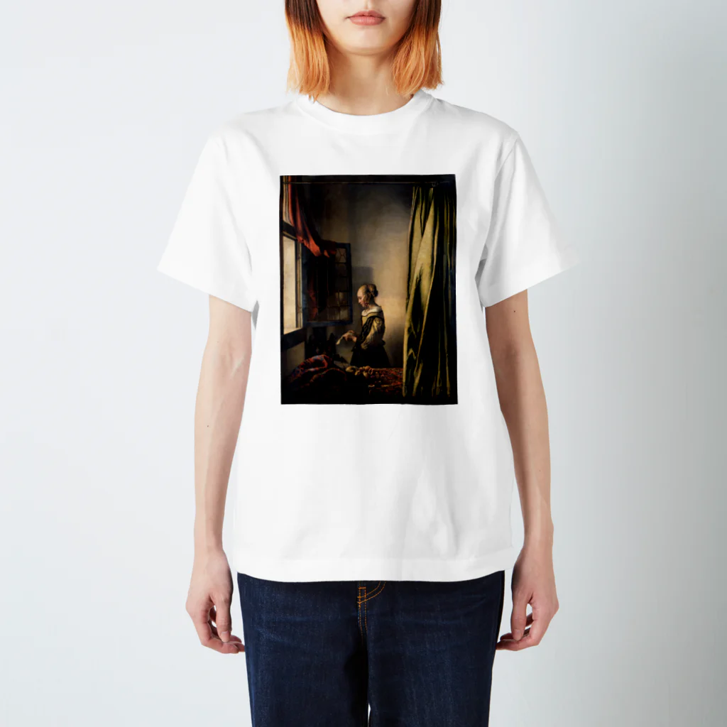 世界美術商店の窓辺で手紙を読む女 /  Girl Reading a Letter by an Open Window Regular Fit T-Shirt