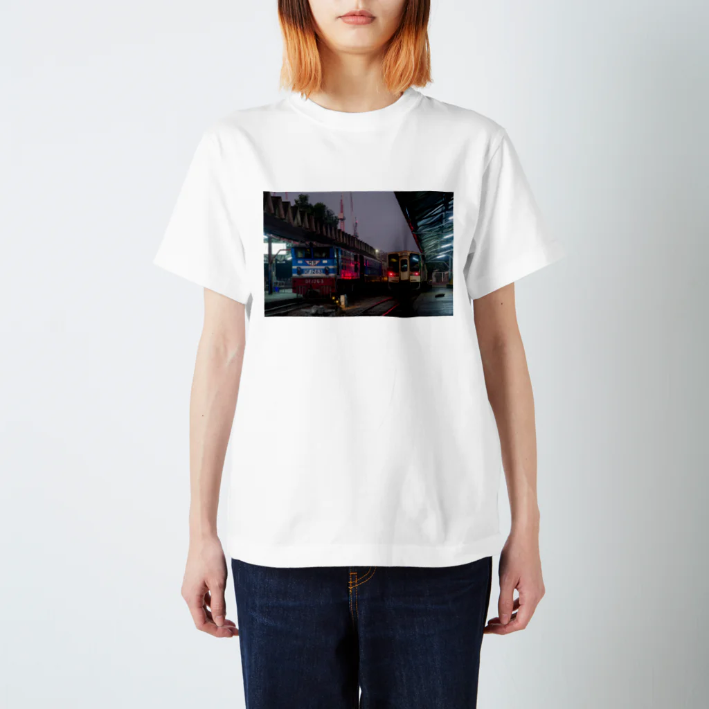 Second_Life_of_Railwaysのミャンマーに譲渡されたキハ11系と現地の客車列車 Regular Fit T-Shirt