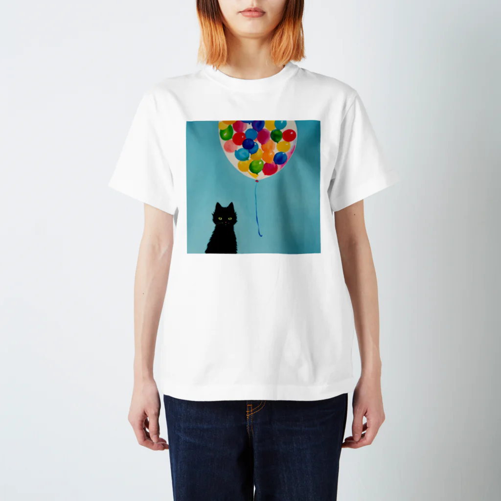 Emmartの黒猫と風船と青い空 Regular Fit T-Shirt