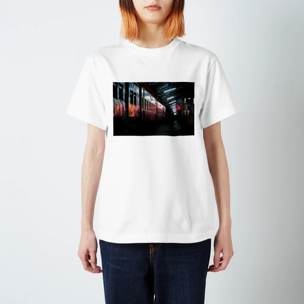 Second_Life_of_Railwaysのミャンマー国鉄の客車列車が夜明けのヤンゴン駅で出発を待つ Regular Fit T-Shirt