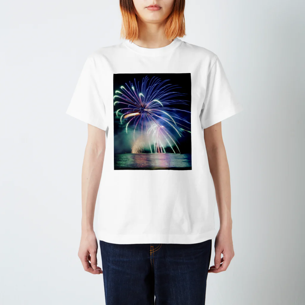 shino_fujiokaの南紀白浜花火 Regular Fit T-Shirt