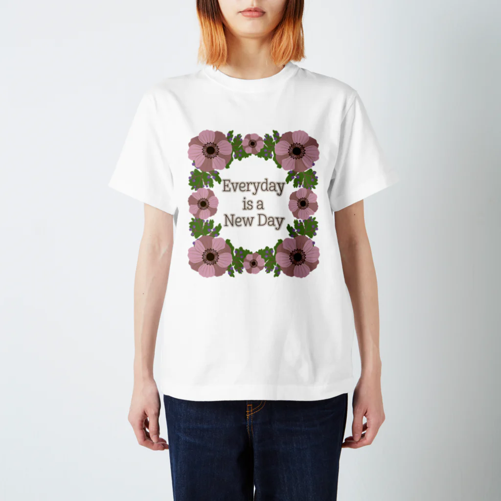 HeartToMeのシャビーシックなアネモネのフレーム Regular Fit T-Shirt