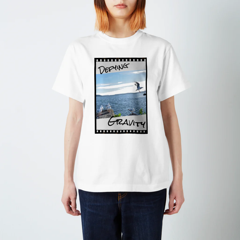 おかゆさんのお店のDefying gravity  Regular Fit T-Shirt