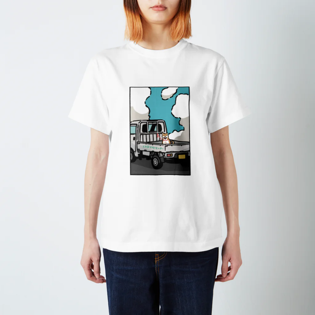 とやまソフトセンターの柴と軽トラ（前後レトロポップ②）by kayaman Regular Fit T-Shirt