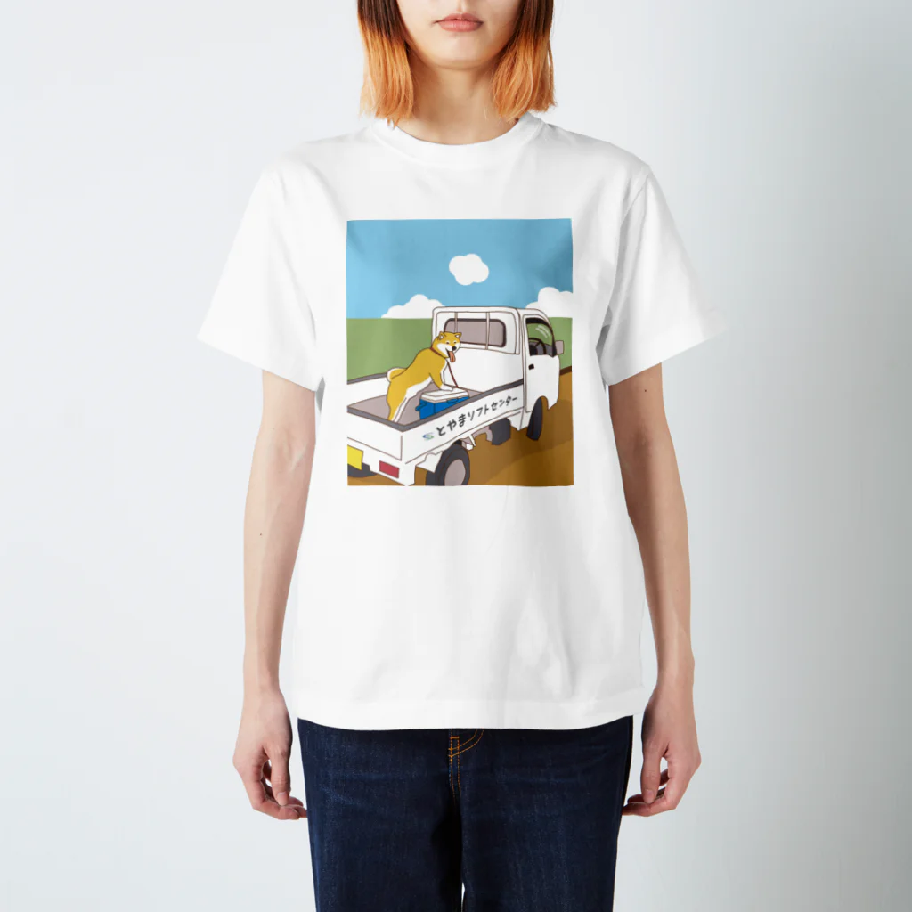 とやまソフトセンターの柴と軽トラ by O-chan Regular Fit T-Shirt