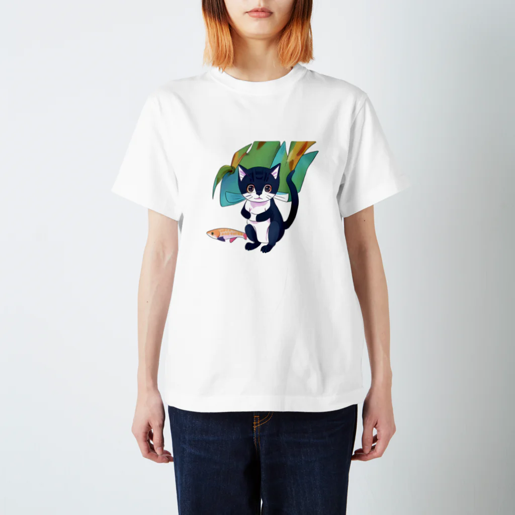 洋服好きな男の子 の魚を捕えた子猫 Regular Fit T-Shirt