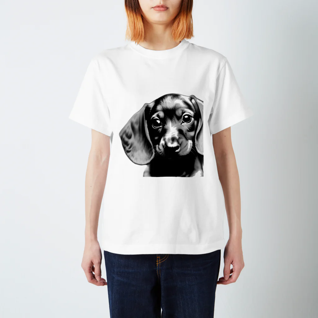 tanajun-junのかわいい子犬のミニチュアダックスフント スタンダードTシャツ