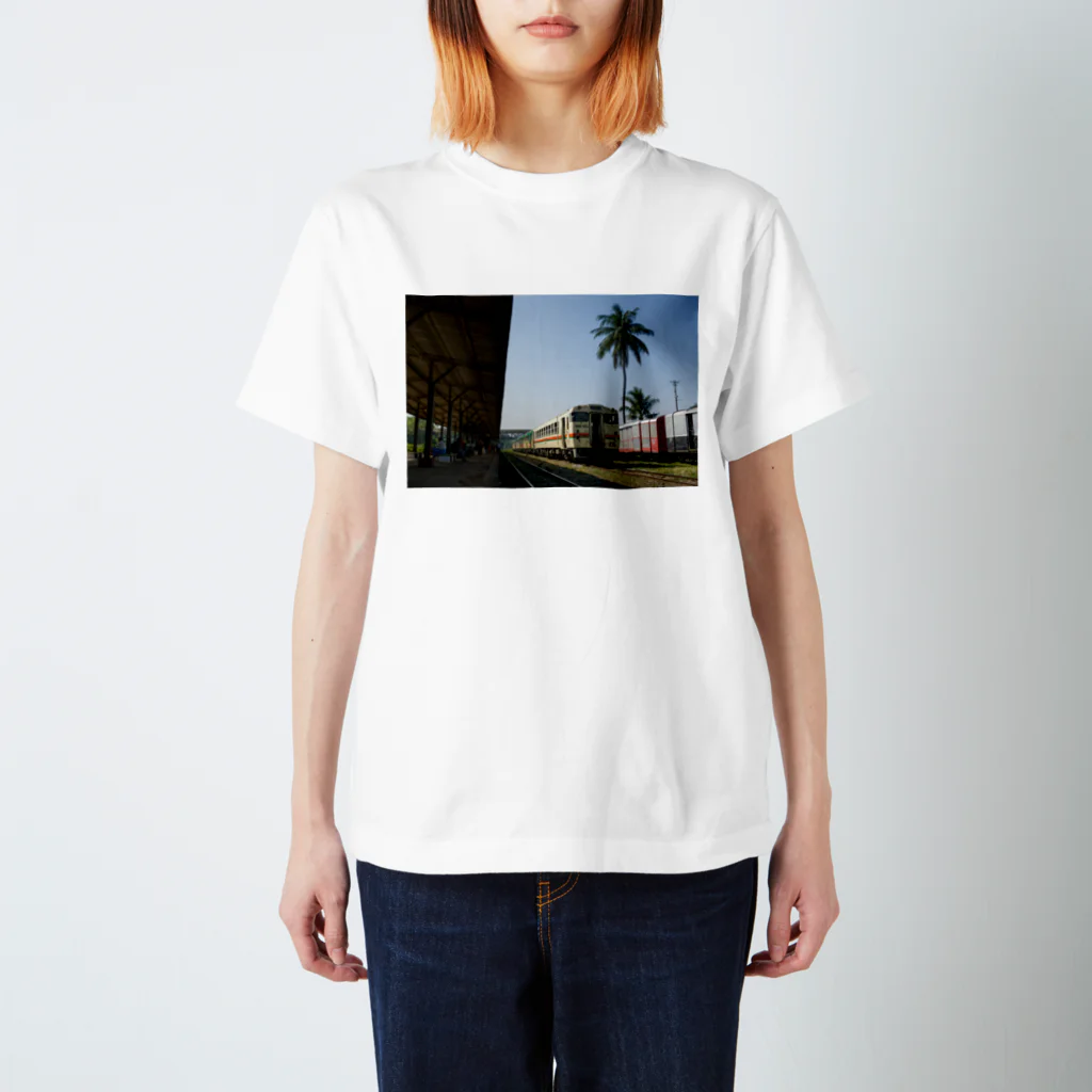 Second_Life_of_Railwaysの元JR東海のキハ40系がミャンマー国鉄の鉄道駅のホームで小休止 スタンダードTシャツ