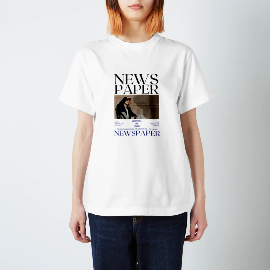 show.のNEWS PAPER Regular Fit T-Shirt