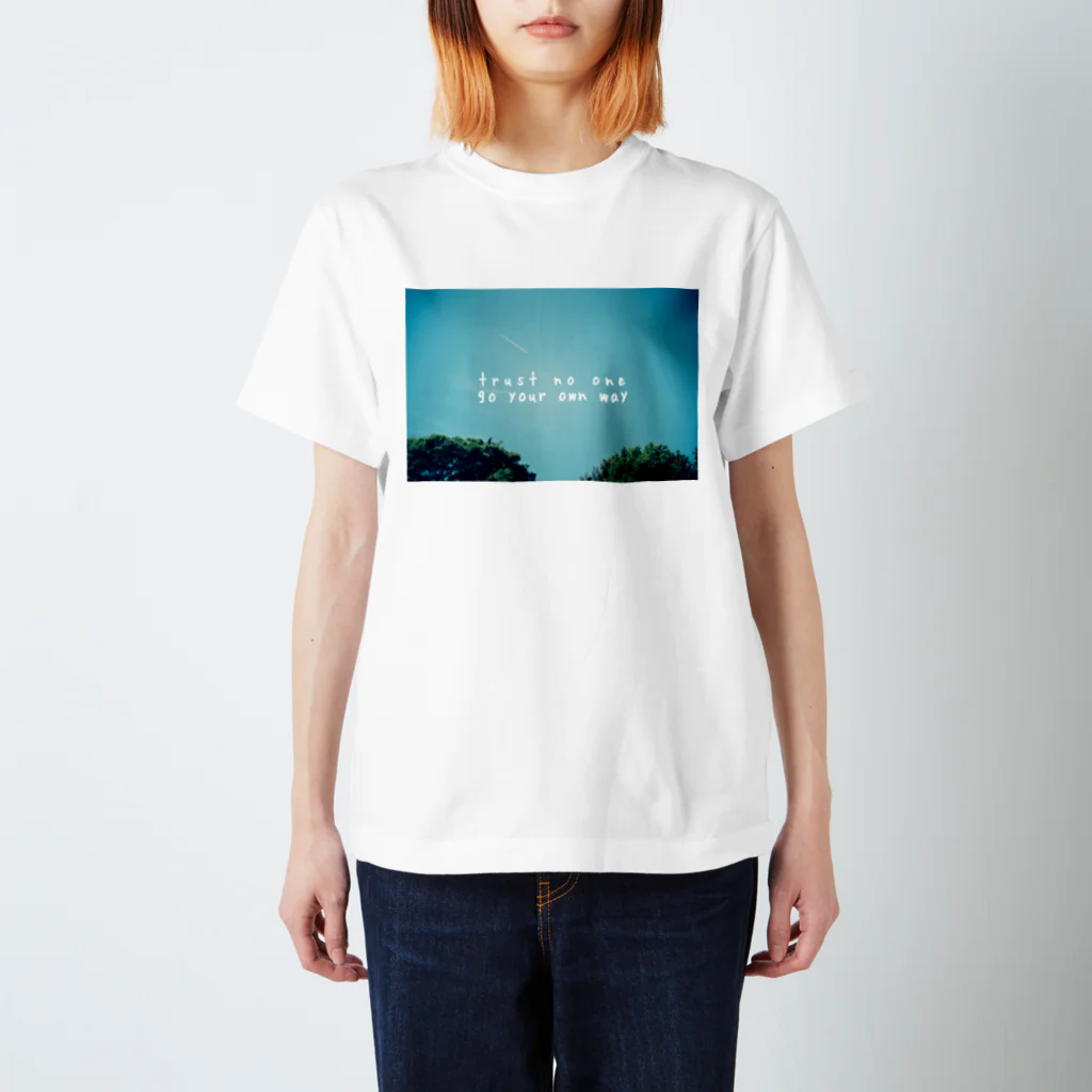 Yoshiaki nagai Photographyのtrust no one go your own way スタンダードTシャツ