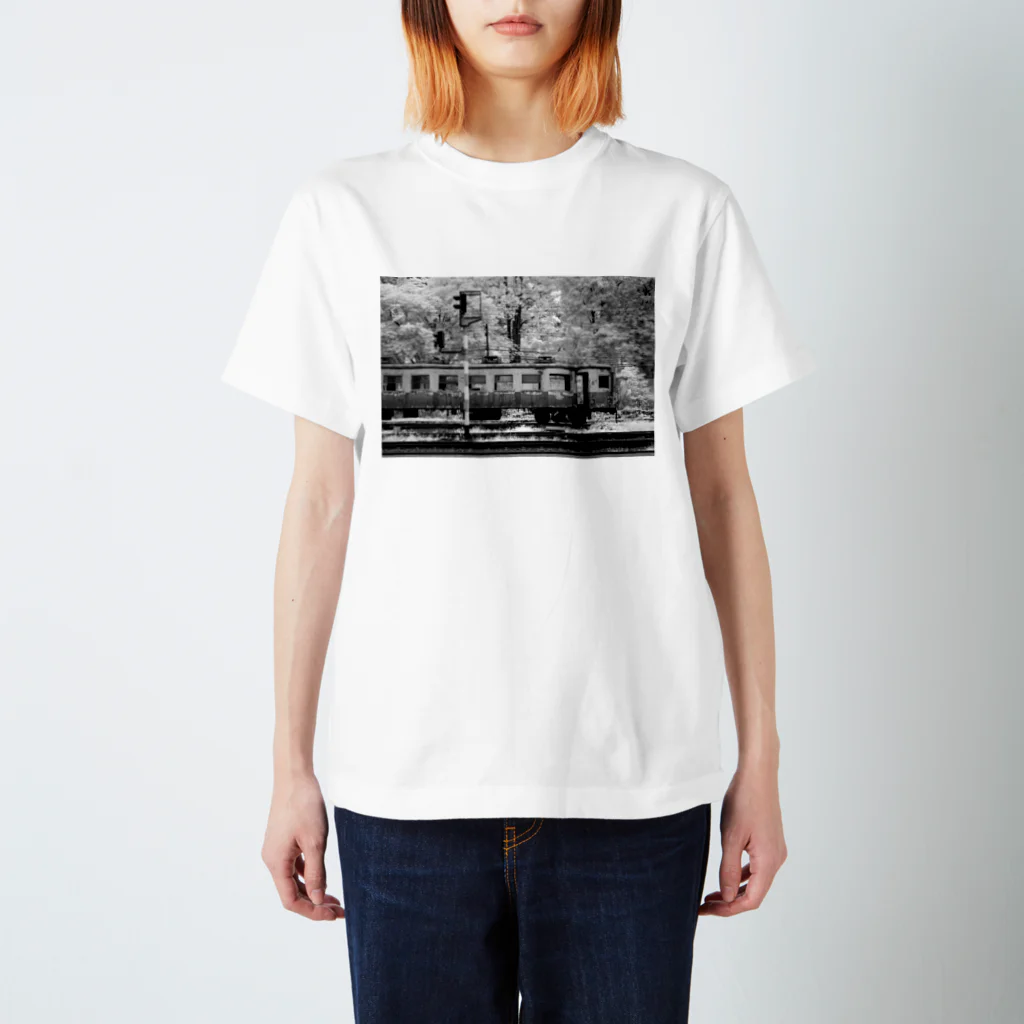 Second_Life_of_Railwaysの日本国有鉄道12系客車の廃車車両がタイで最期を迎える Regular Fit T-Shirt