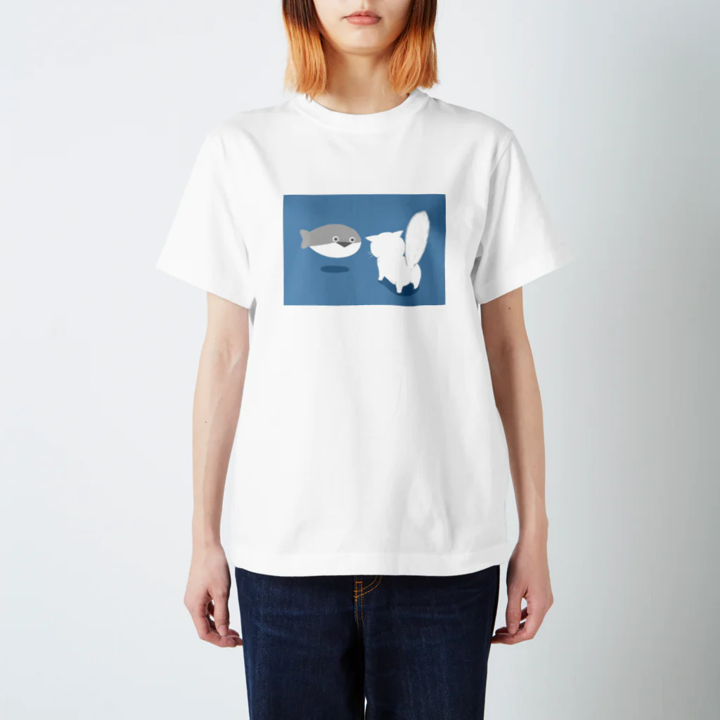 あおた｜猫好きイラストレーターのサカバンバスピスとネコ スタンダードTシャツ