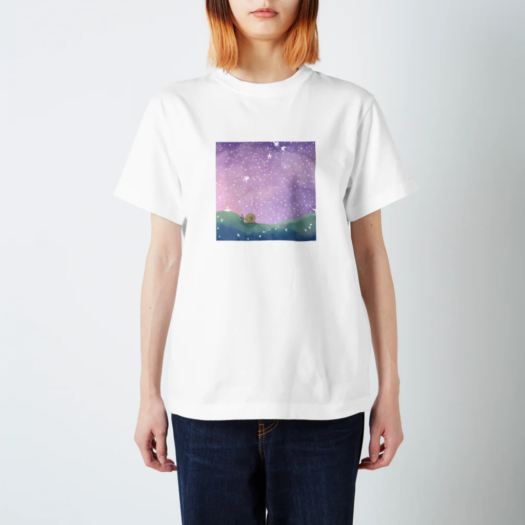 カタツムリに癒しを求めて❗の星空とカタツムリシリーズ④⭐ スタンダードTシャツ