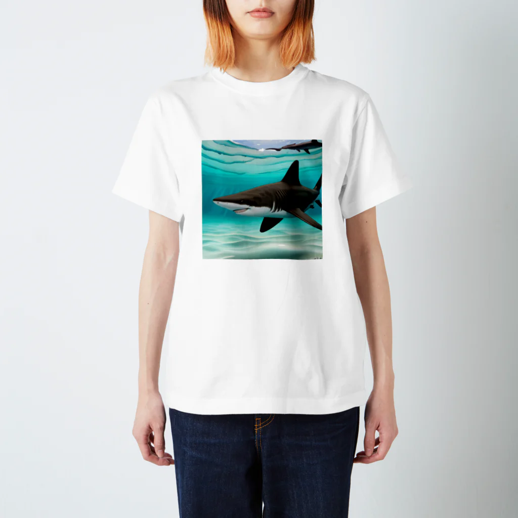 ぶーたんのホオジロザメ Regular Fit T-Shirt