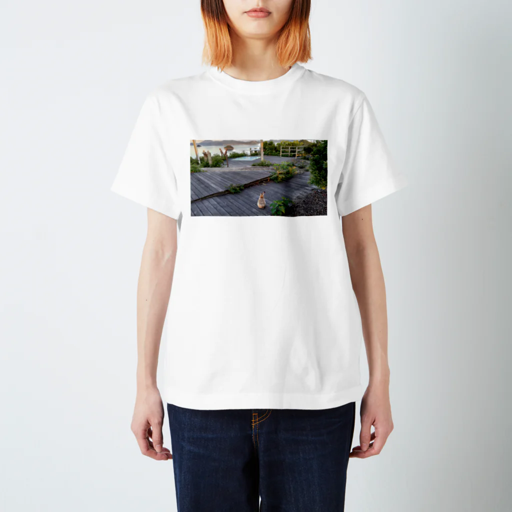 rabbit-islandの海を眺めるウサギさん Regular Fit T-Shirt