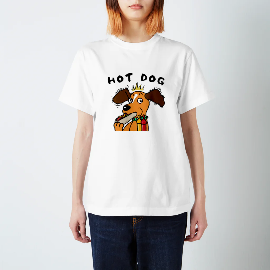 kazu_gのホットドッグを食べる犬(淡色用) スタンダードTシャツ