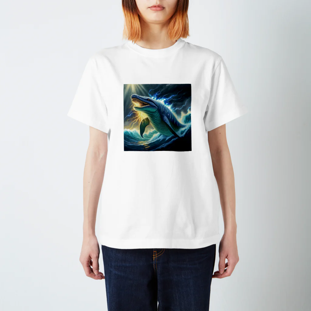 qi6（恐竜グッズ販売中！🦖）の雷を纏いしモササウルス スタンダードTシャツ