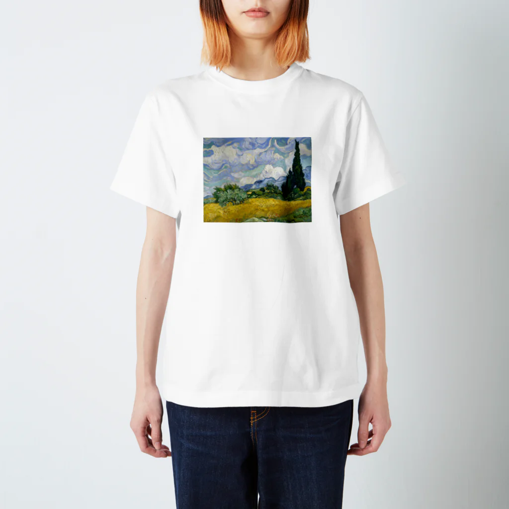 名画館のゴッホ「糸杉のある麦畑」　フィンセント・ファン・ゴッホの絵画【名画】 Regular Fit T-Shirt