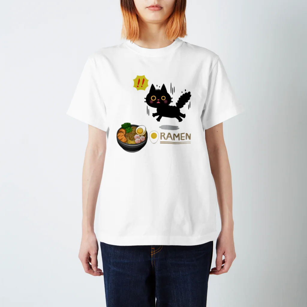 MirofuruDesignのラーメンが大好きな黒猫がラーメンを見つけて驚いている Regular Fit T-Shirt