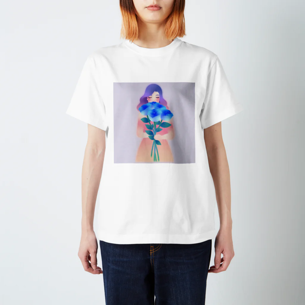 bon-bonの大きな青いバラの花束を持った綺麗な女性 Regular Fit T-Shirt