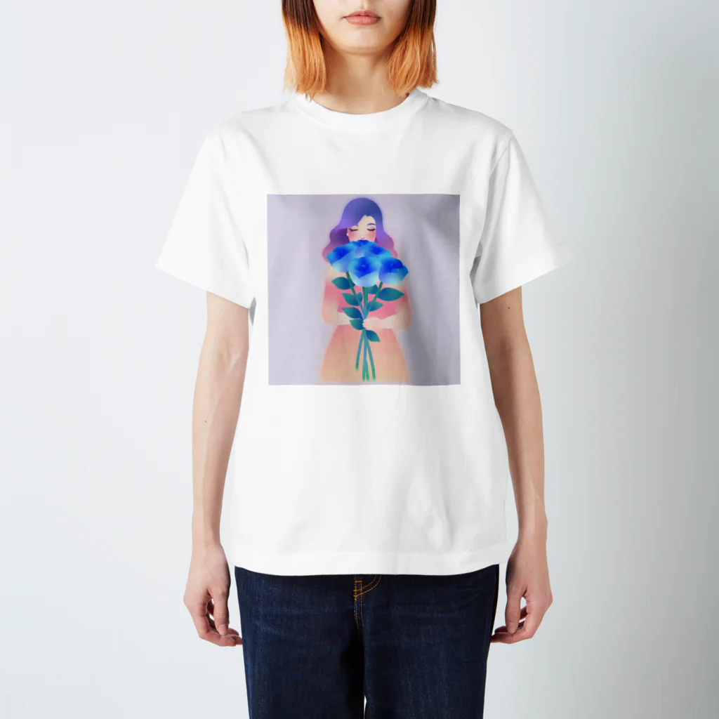 bon-bonの大きな青いバラの花束を持った綺麗な女性 スタンダードTシャツ