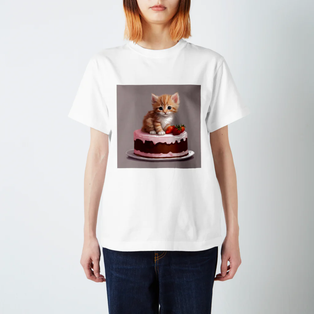 にゃんこぷにのケーキの上の仔猫ちゃん Regular Fit T-Shirt