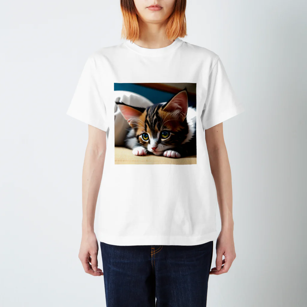 anagram12の見つめる子猫 Regular Fit T-Shirt