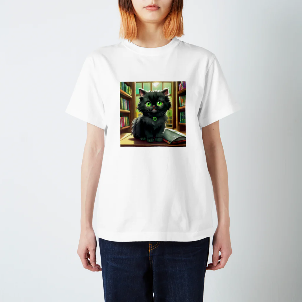 yoiyononakaの図書室の黒猫01 Regular Fit T-Shirt