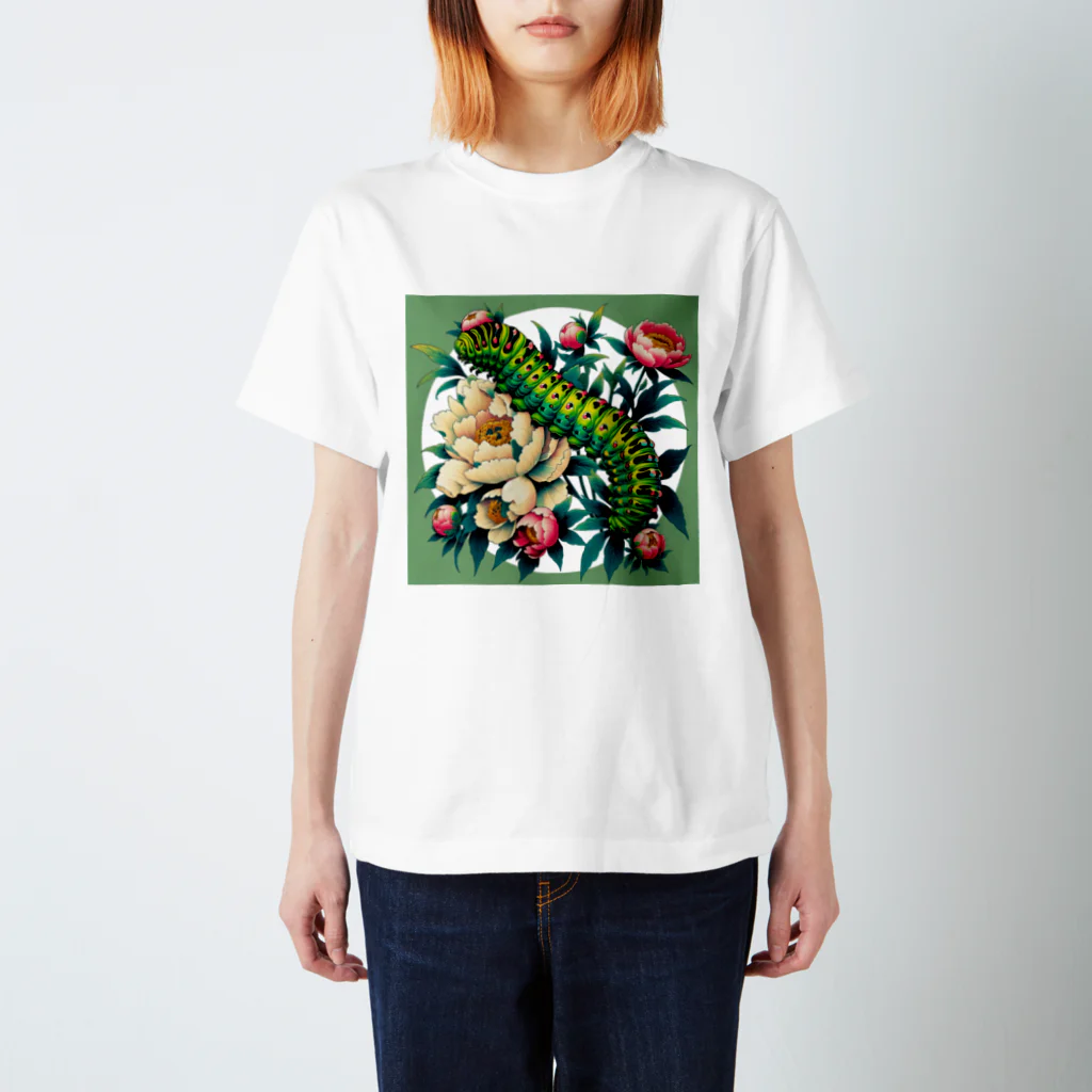 浮世虫-UkiyoBugの翠の舞 - 牡丹とアゲハ蝶の幼虫 スタンダードTシャツ