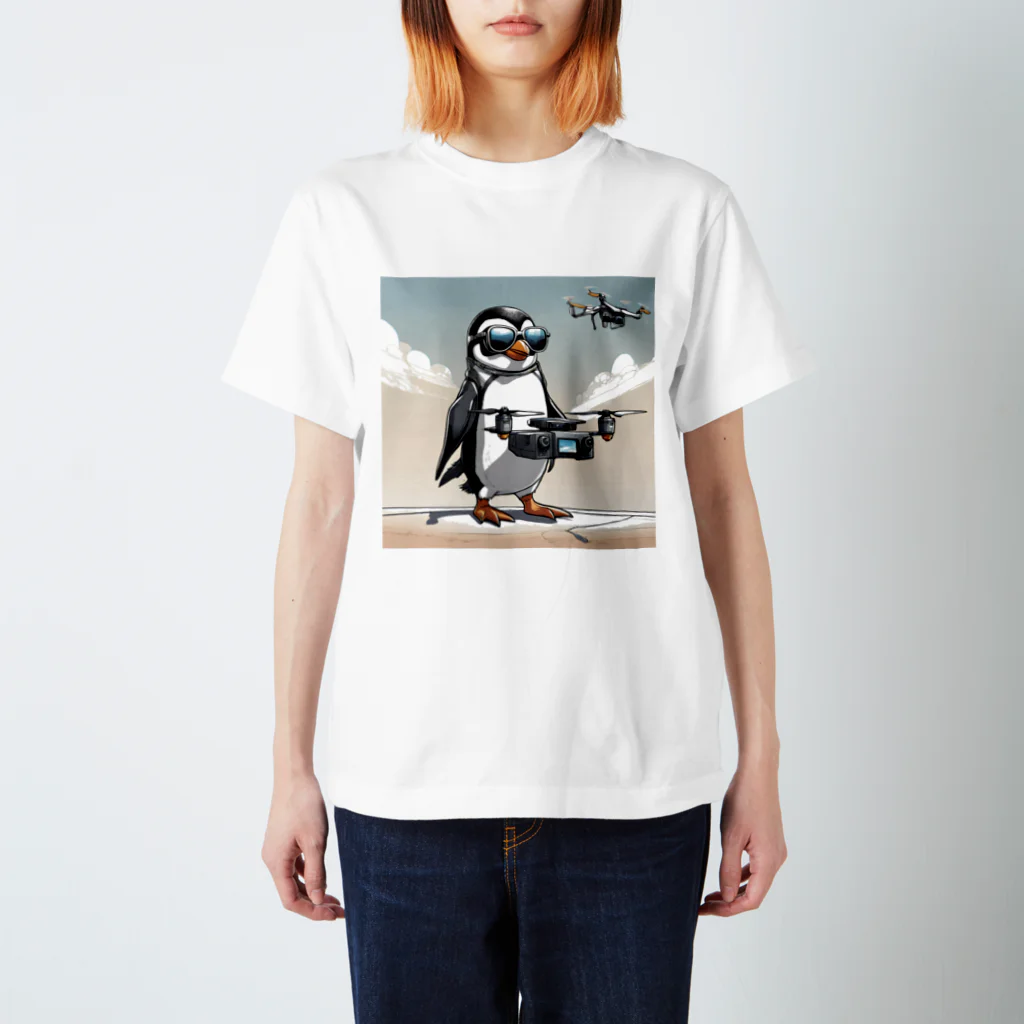 KenySignsのペンギンのドローン操縦士のイラストグッズ スタンダードTシャツ