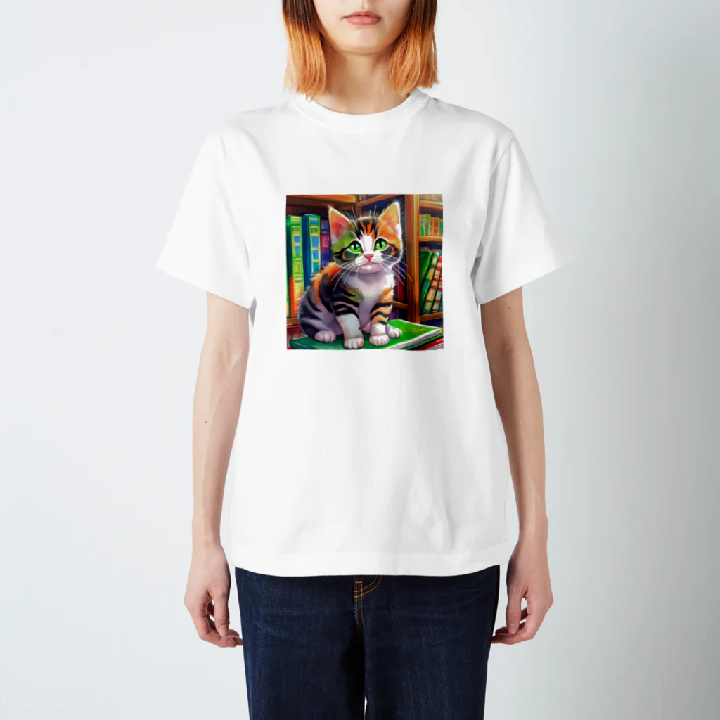 yoiyononakaの三毛猫と図書室 スタンダードTシャツ