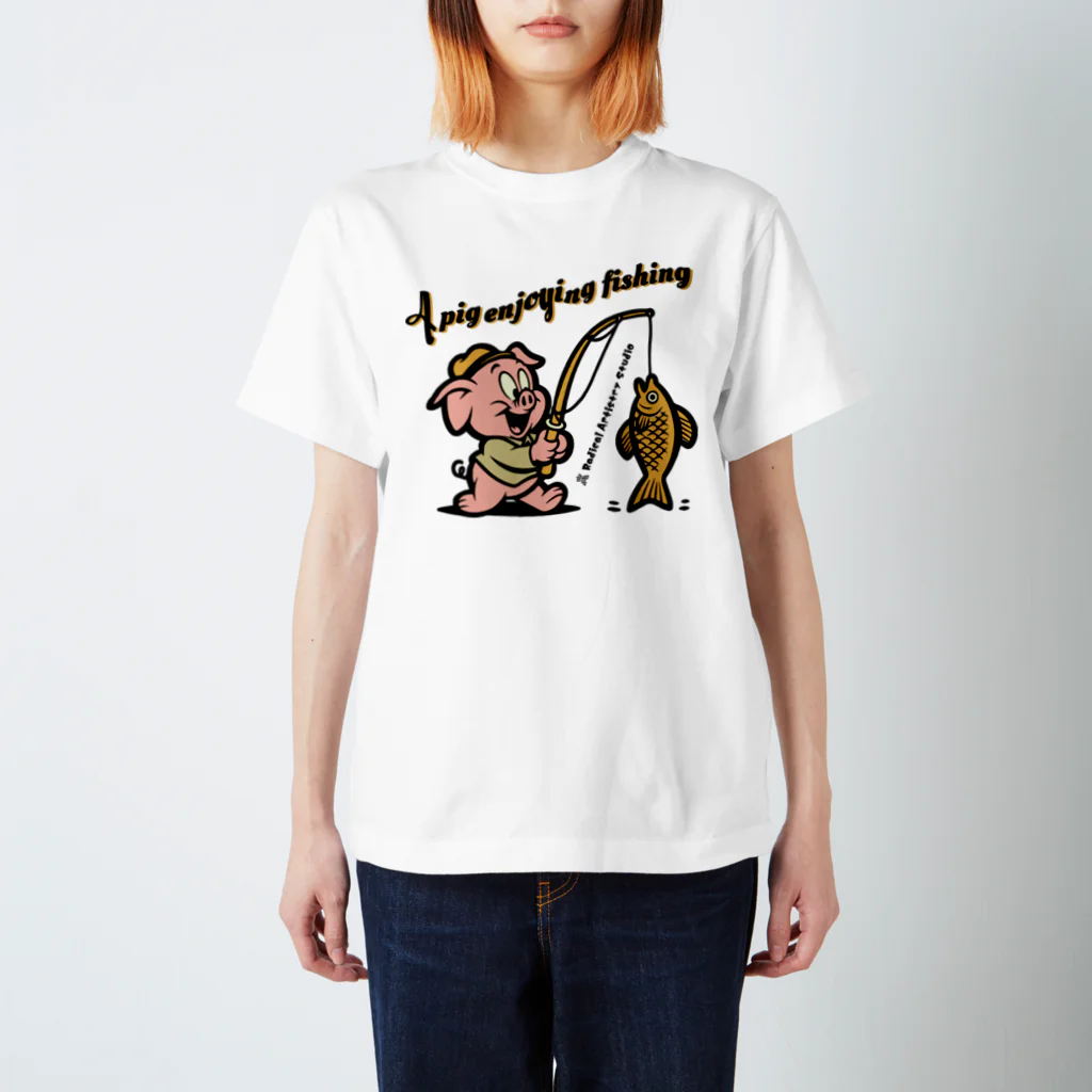 Radical Artistry StudioのUser A pig enjoying fishing Regular Fit T-Shirt