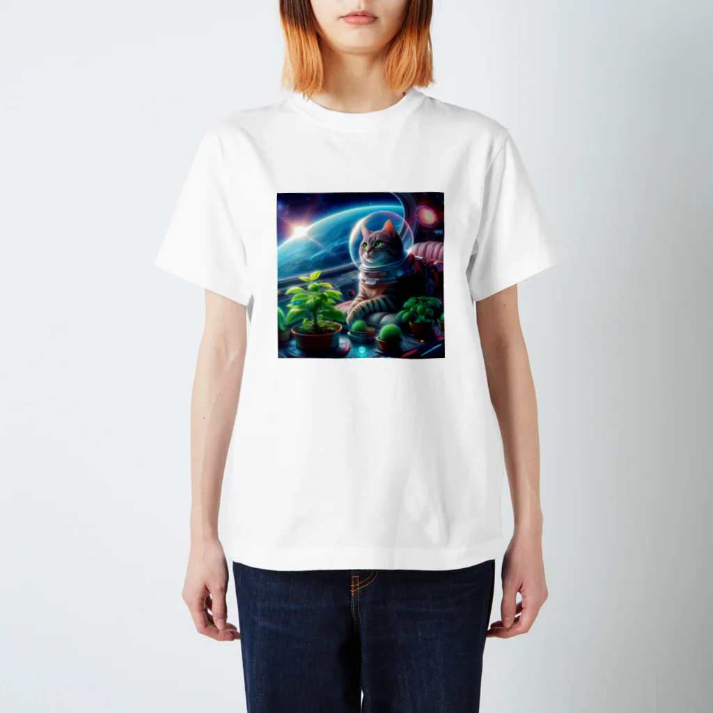 ニャーちゃんショップの宇宙船で植物を育てながら宇宙旅行している猫 Regular Fit T-Shirt