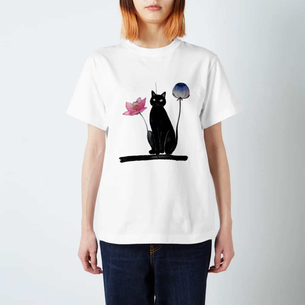 幸運のしっぽの黒猫と花 スタンダードTシャツ