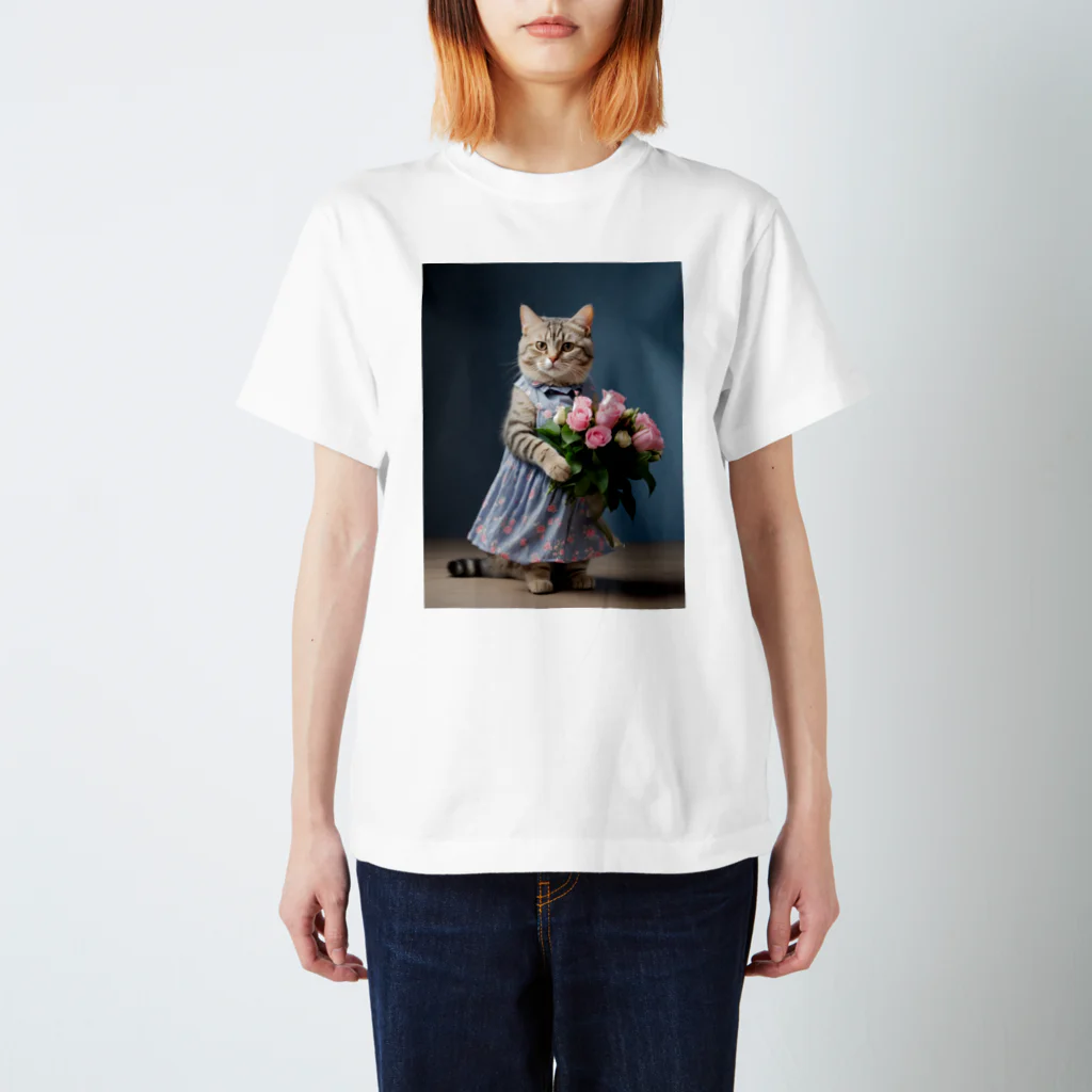 kuronyansuzuのお祝いの花束を持っているアメショーちゃん スタンダードTシャツ