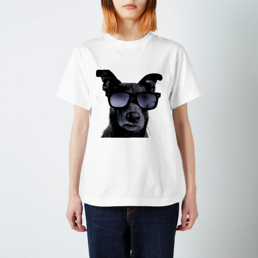 dogstagram.jpのサングラスをかけた犬 Regular Fit T-Shirt