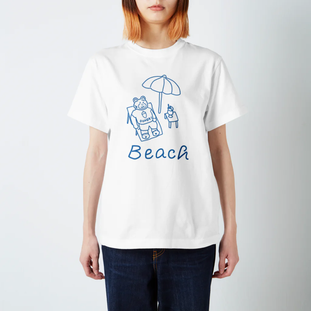 Piroshiki9のビーチで休むクマ Regular Fit T-Shirt