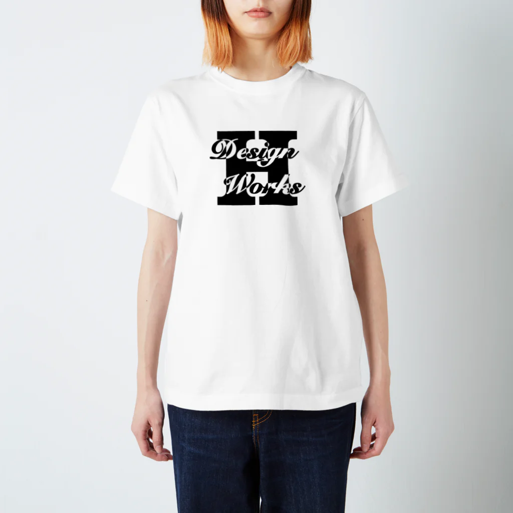 HDWのH DESIGNWORKS ロゴグッズ Regular Fit T-Shirt