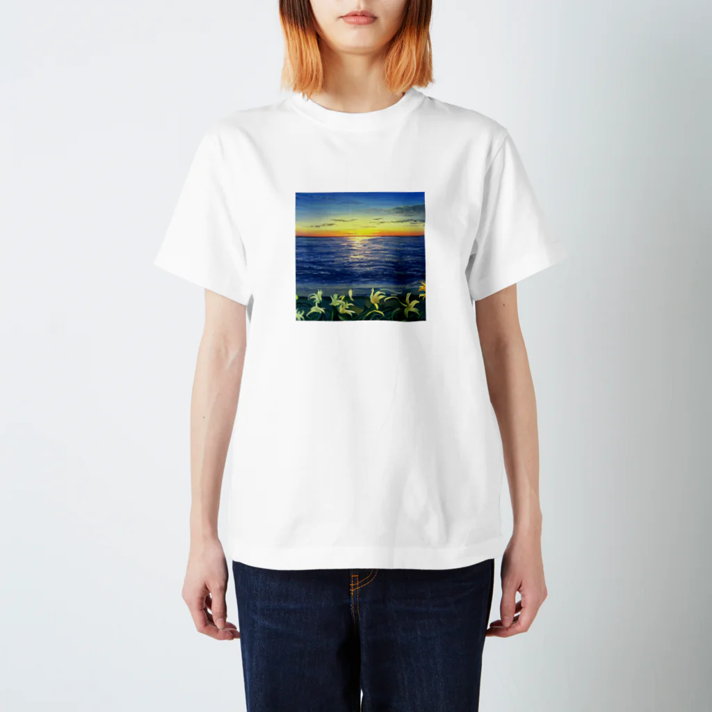 Luminaの百合とサンセット Regular Fit T-Shirt