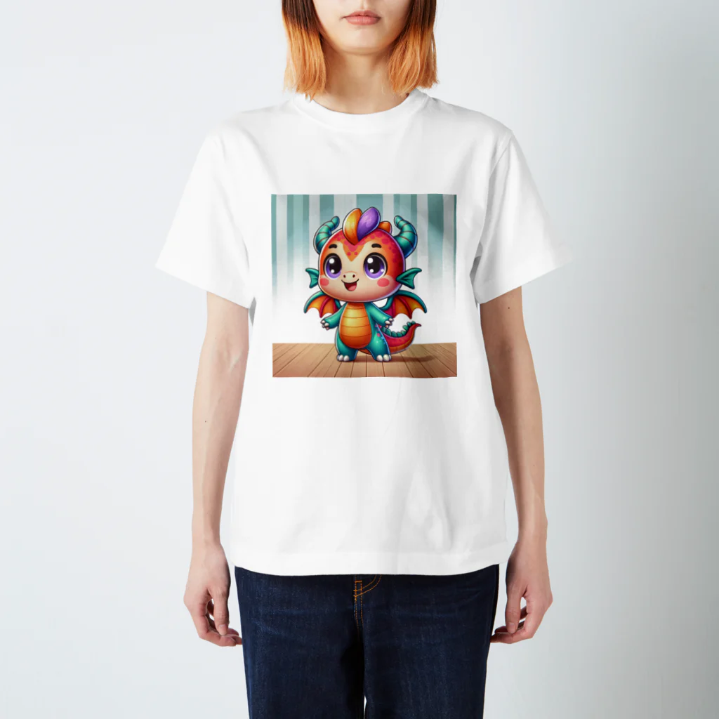 可愛らしいドラゴンのイラストグッズ店の魅力的なドラゴンのマスコットキャラクター Regular Fit T-Shirt